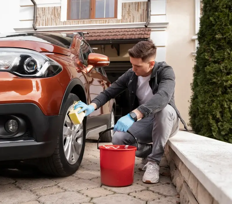 Lavage auto à domicile Saint-Jean-d'Illac : professionnel intervenant sur un véhicule
